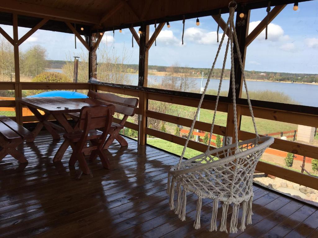 Balkón alebo terasa v ubytovaní Siedlisko nr 4A nad jeziorem Skarlińskim, jezioro, mazury, domki letniskowe