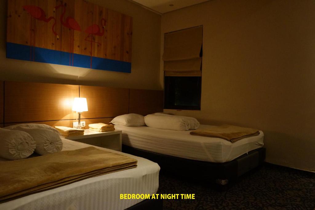 Postel nebo postele na pokoji v ubytování Vimala Hills Resort Cozy Villa Puncak Gadog Bogor