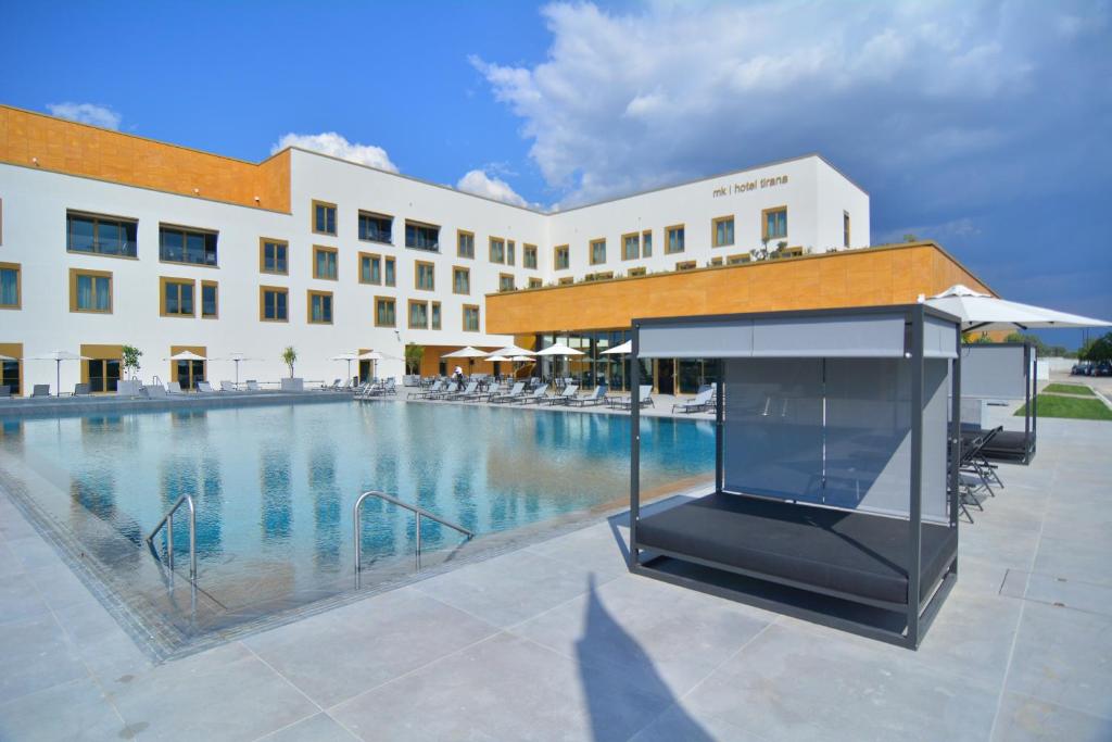 Bazén v ubytování mk hotel tirana nebo v jeho okolí