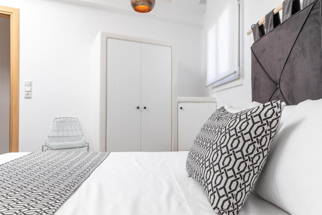Postel nebo postele na pokoji v ubytování Naxos DownTown Apartments & Suites