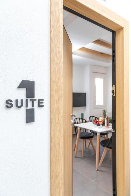 TV a/nebo společenská místnost v ubytování Naxos DownTown Apartments & Suites