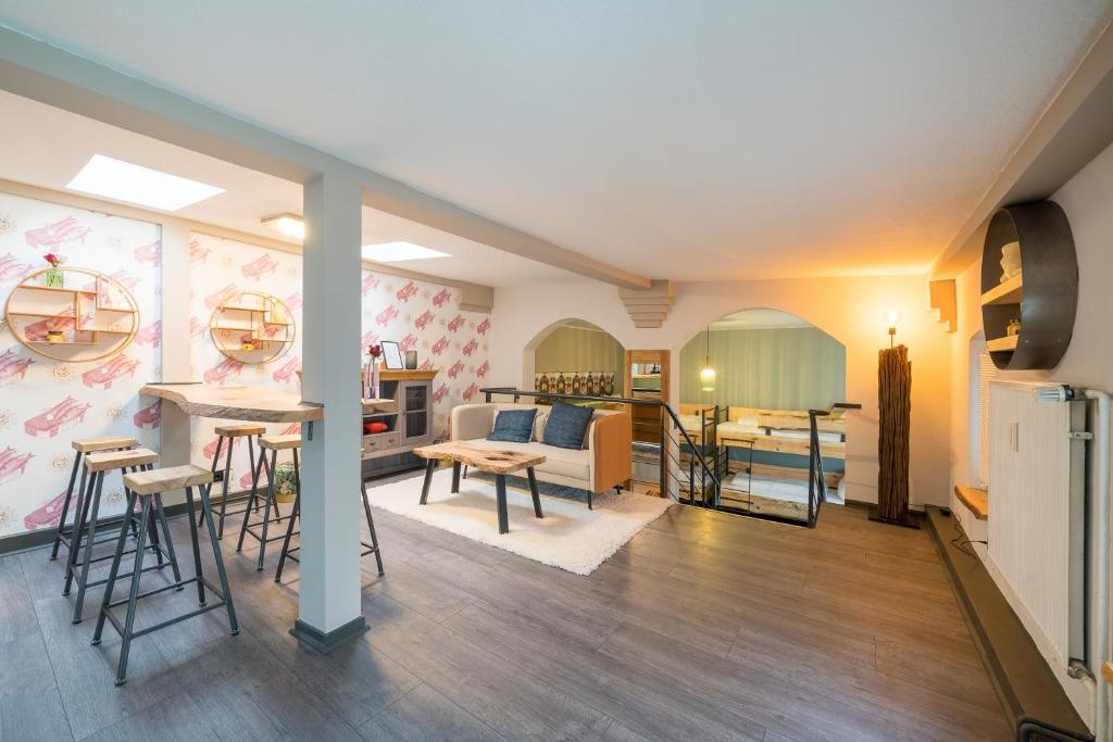 eine Küche und ein Wohnzimmer mit einem Tisch und Stühlen in der Unterkunft Design Apartments - "Remise Blumberg" in Potsdam