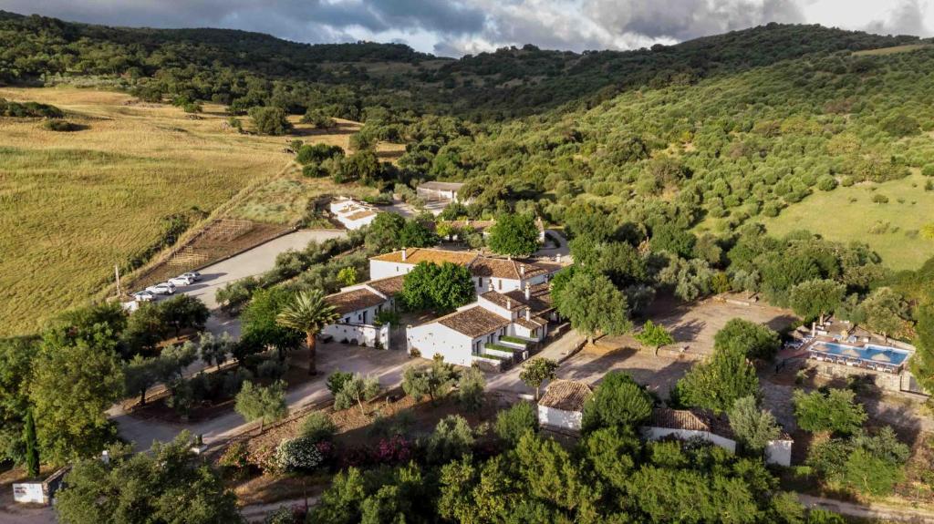 una vista aérea de una casa en una montaña en El Horcajo, en Montecorto