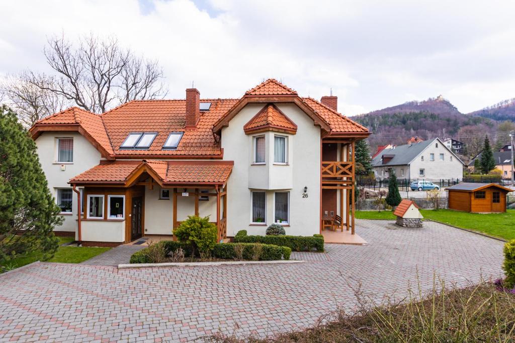 イェレニャ・グラにあるWilla Sobieszówの私道の上のオレンジ色の屋根の白い家