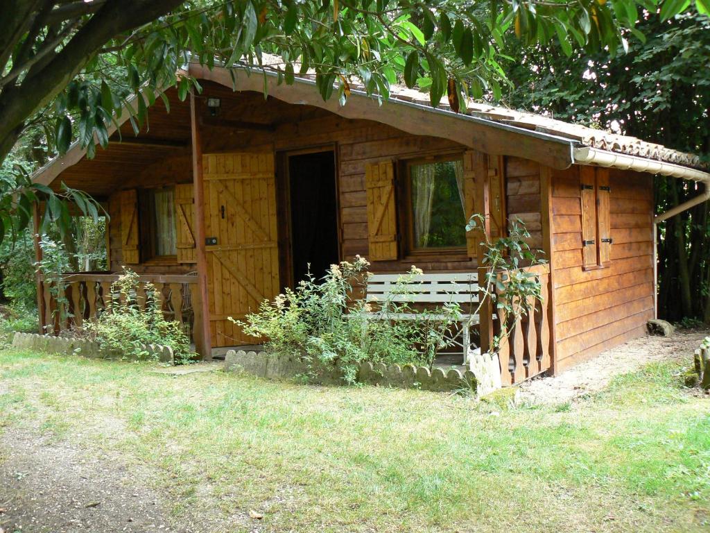 drewniany domek z ławką przed nim w obiekcie chambre insolite dans un chalet w mieście Sampigny