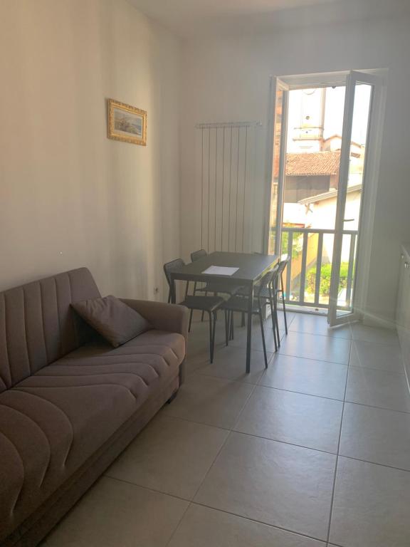 een woonkamer met een bank en een tafel bij Le dimore di San Gervasio in Capriate San Gervasio