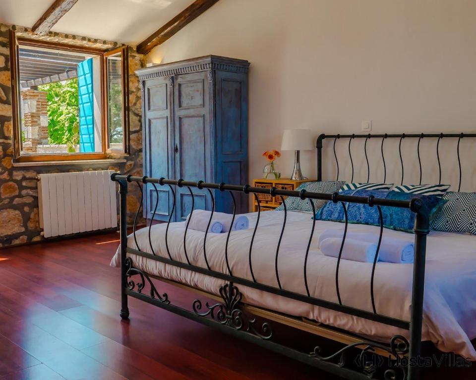 Łóżko lub łóżka w pokoju w obiekcie Villa Cypress by Istrian Country Houses