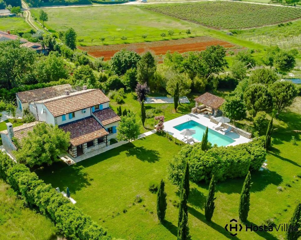 widok z lotu ptaka na dom z basenem w obiekcie Villa Cypress by Istrian Country Houses w mieście Babići