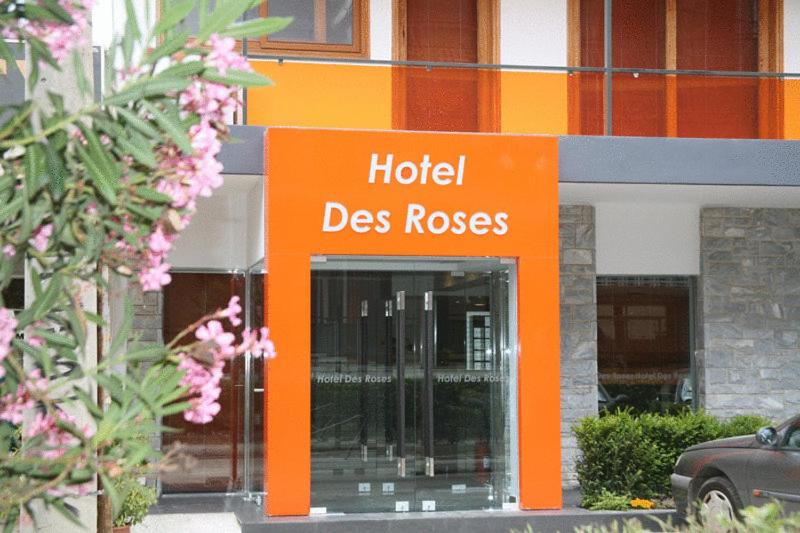 un cartel de hotel de rosas frente a un edificio en Hotel Des Roses en Atenas