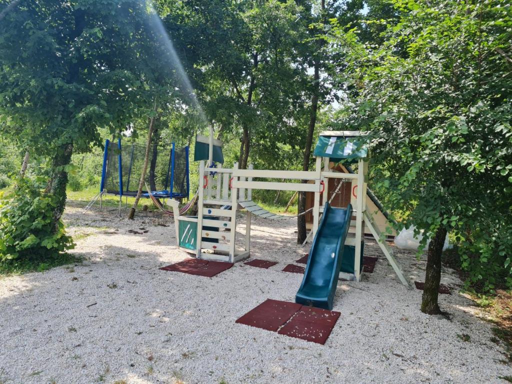 - une aire de jeux avec toboggan dans un parc dans l&#39;établissement Villa Mare &amp; Monti Istra, à Opatija