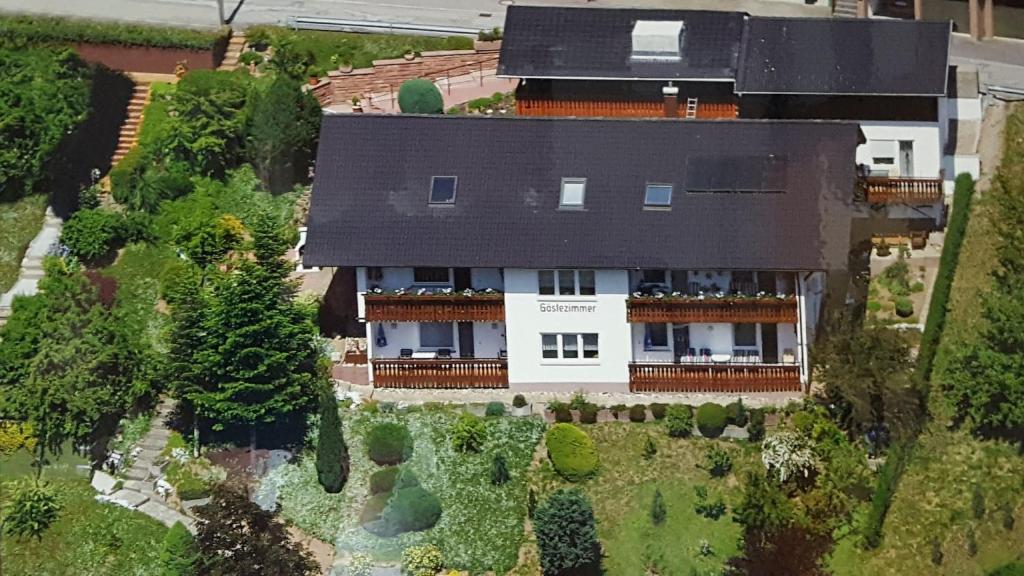 een groot wit huis met een zwart dak bij Ferienwohnung Treyer in Oppenau