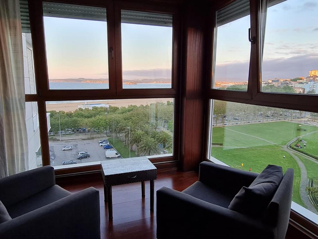 una sala de estar con 2 sofás y una ventana grande en ¡Nuevo! Playa de Sardinero con espectaculares vistas, en Santander