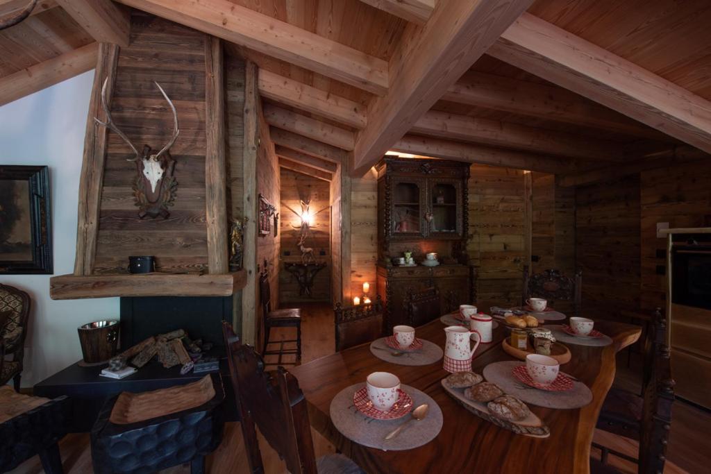 TV a/nebo společenská místnost v ubytování Chalet degli Abeti by AMA Val di Fassa