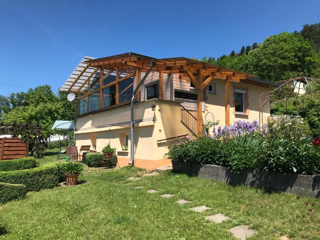 ein Haus mit einer Pergola darüber in der Unterkunft Ferienhaus Kastanienallee in Meiningen