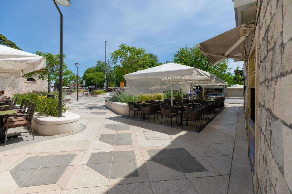 Reštaurácia alebo iné gastronomické zariadenie v ubytovaní Apartments and Rooms Mišić