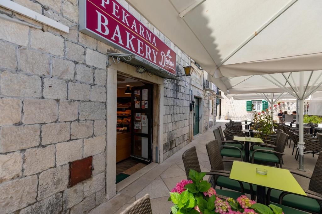Reštaurácia alebo iné gastronomické zariadenie v ubytovaní Apartments and Rooms Mišić
