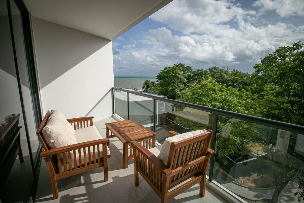Escape Condominiums Beachfront Suites - Mae Phim - Familienzimmer Mit Seitlichem Meerblick