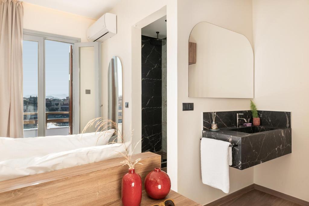 Postel nebo postele na pokoji v ubytování Amphitrite Hotel