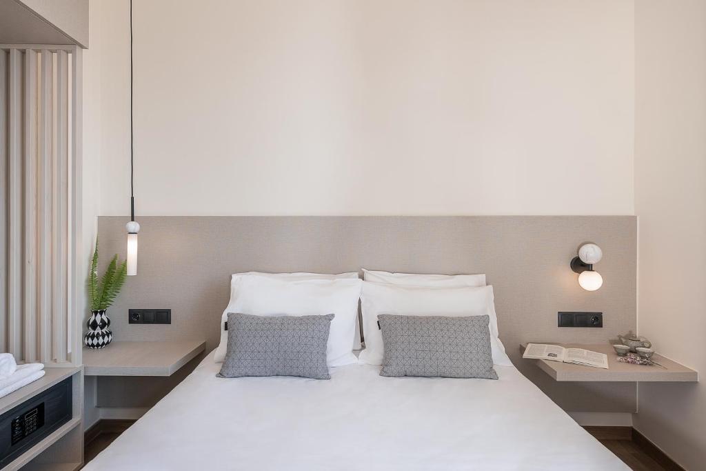 Postel nebo postele na pokoji v ubytování Amphitrite Hotel