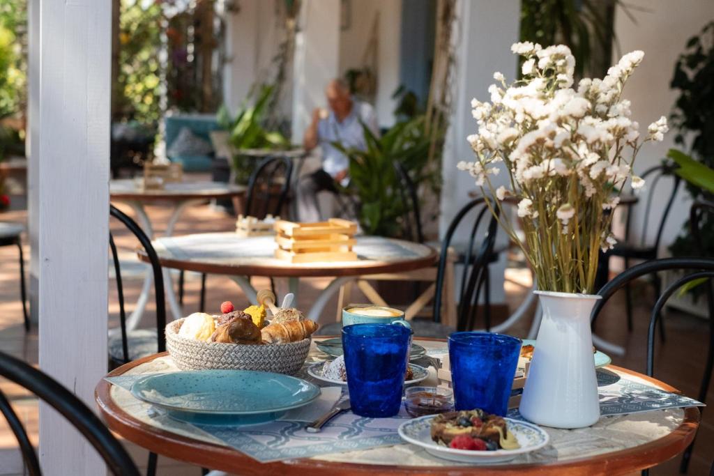 マリーナ・ディ・カンポにあるHotel Punto Verdeの花瓶と食器
