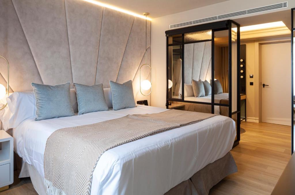 A bed or beds in a room at Nivia Born Boutique Hotel