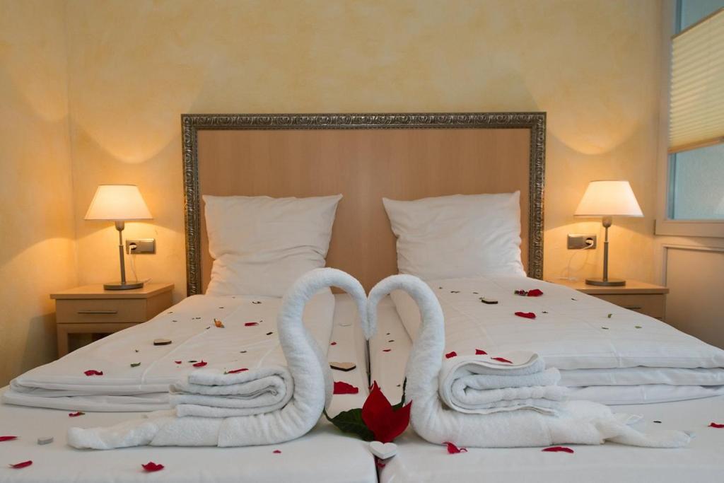 
Ein Bett oder Betten in einem Zimmer der Unterkunft Rosenthaler Hof Hotel
