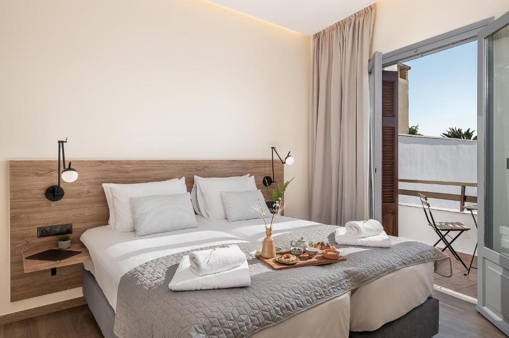 Postel nebo postele na pokoji v ubytování Amphitrite Hotel