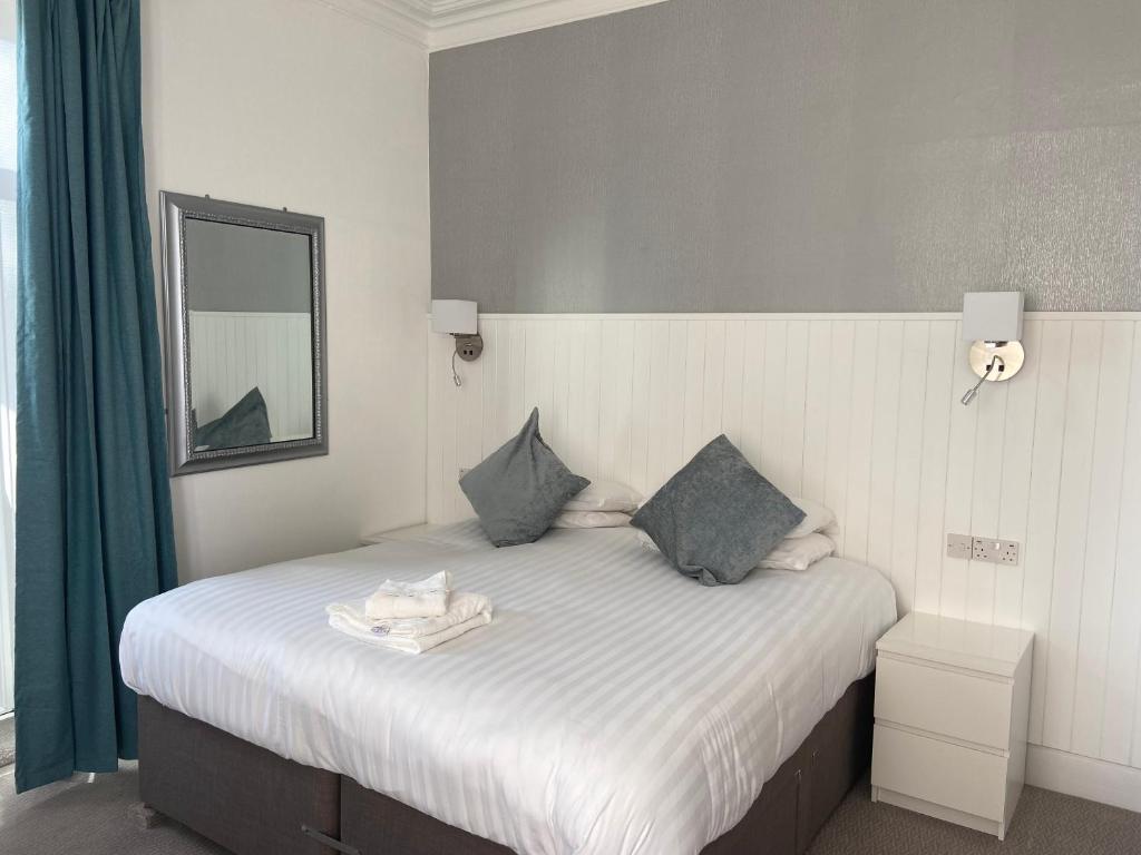 
Double or Twin Room with Partial Sea View
