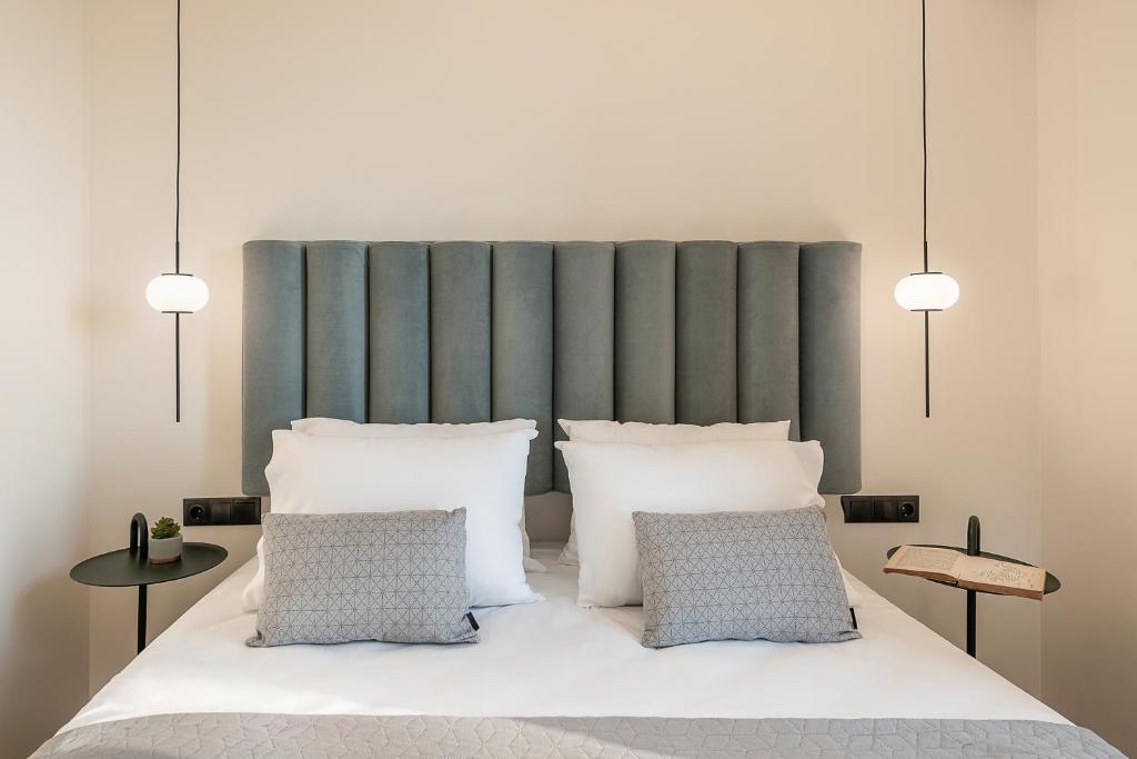 Postel nebo postele na pokoji v ubytování Amphitrite Hotel