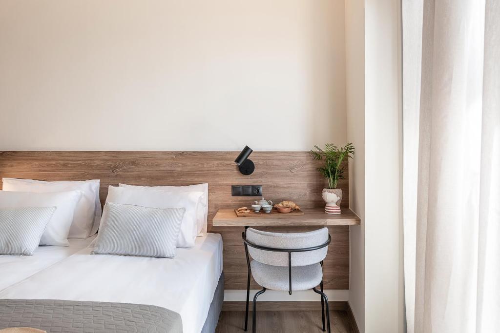 Postel nebo postele na pokoji v ubytování Amphitrite Hotel