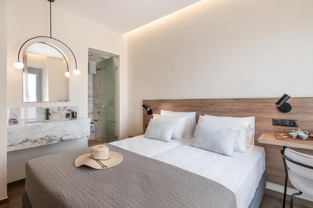 Postel nebo postele na pokoji v ubytování Amphitrite Hotel
