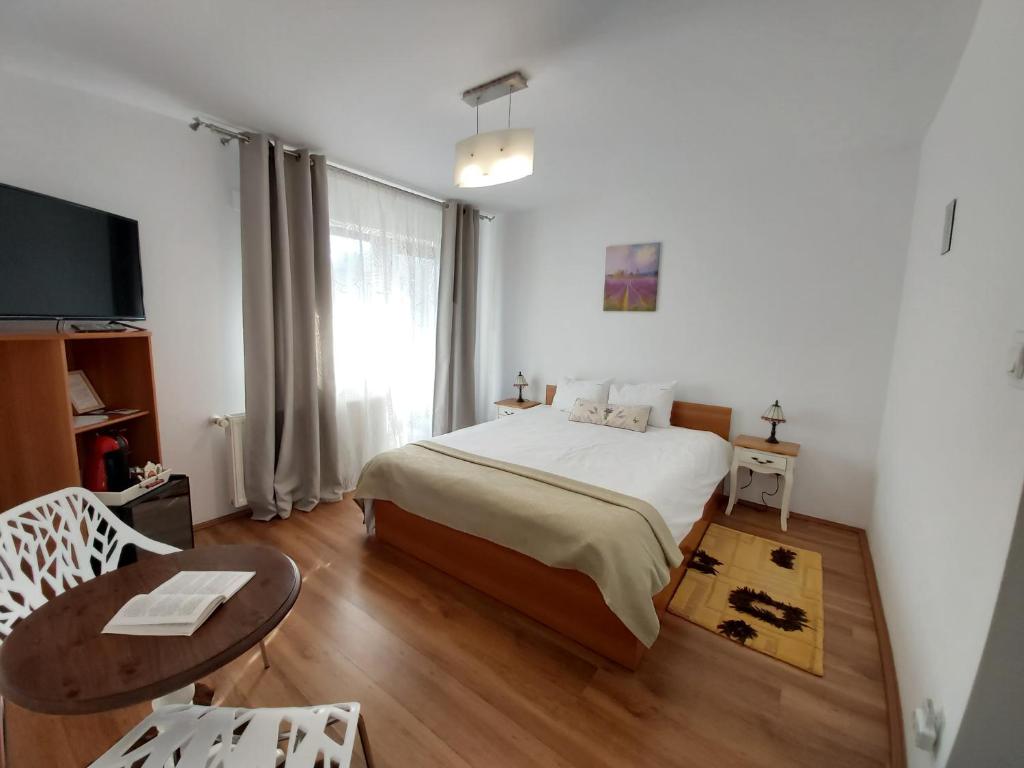 Postel nebo postele na pokoji v ubytování Camere de inchiriat Cascada