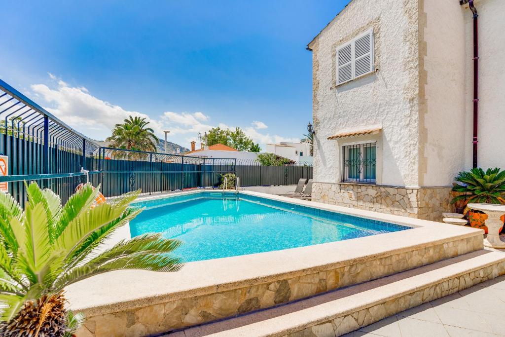 - une piscine dans l'arrière-cour d'une maison dans l'établissement Villa SANFORA Alcudia, à Port d'Alcúdia
