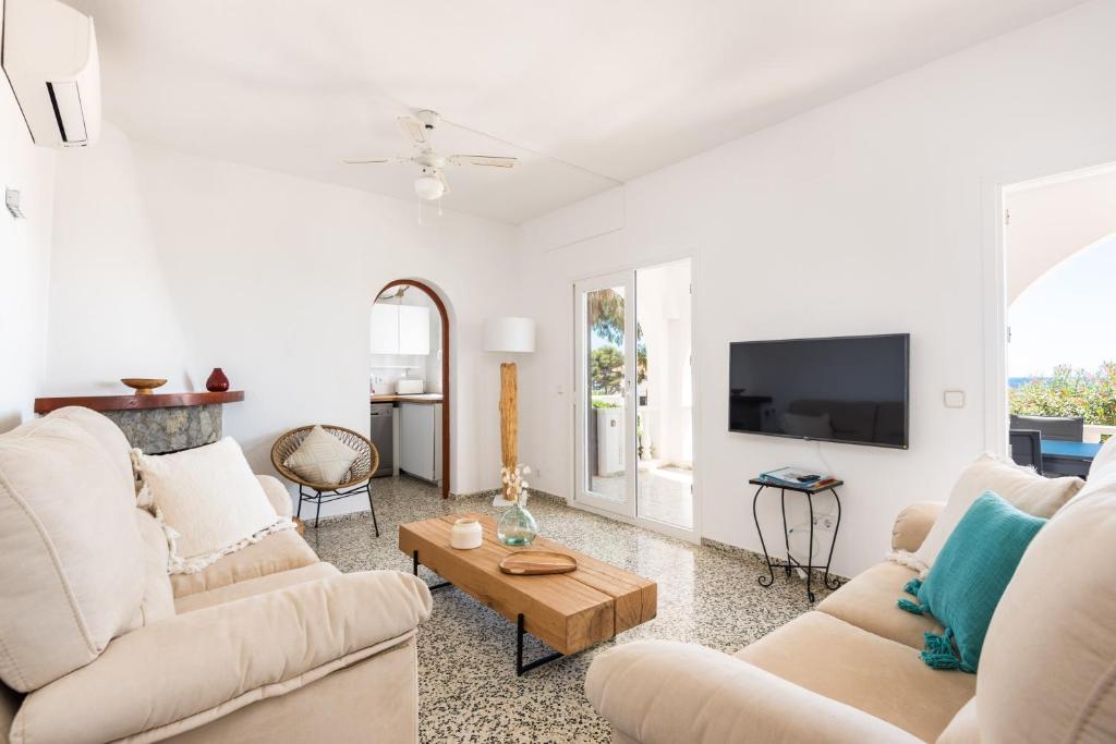 TV a/nebo společenská místnost v ubytování Villa Bella Mirada 4 chambres - piscine chauffée