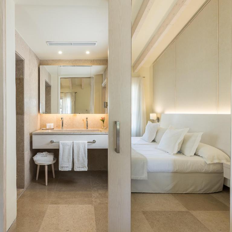 Postel nebo postele na pokoji v ubytování Hotel Sa Franquesa Nova