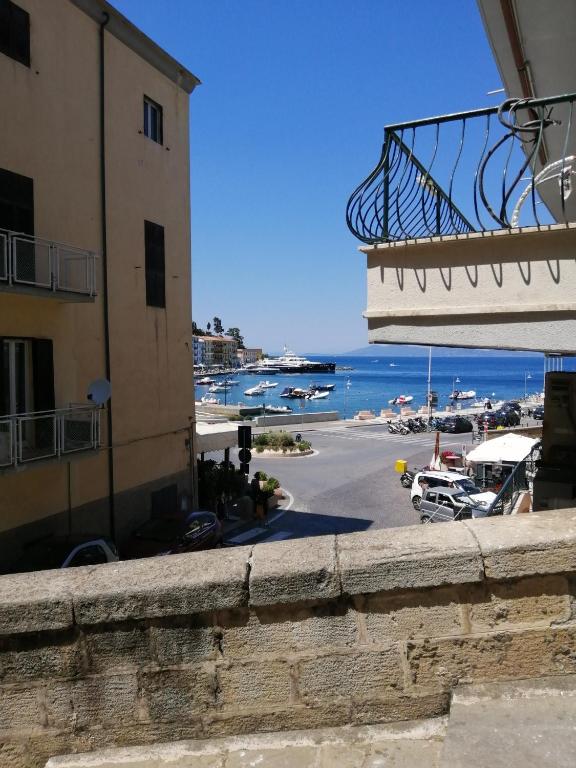 a view of a beach from a building at Per Due in Porto Santo Stefano