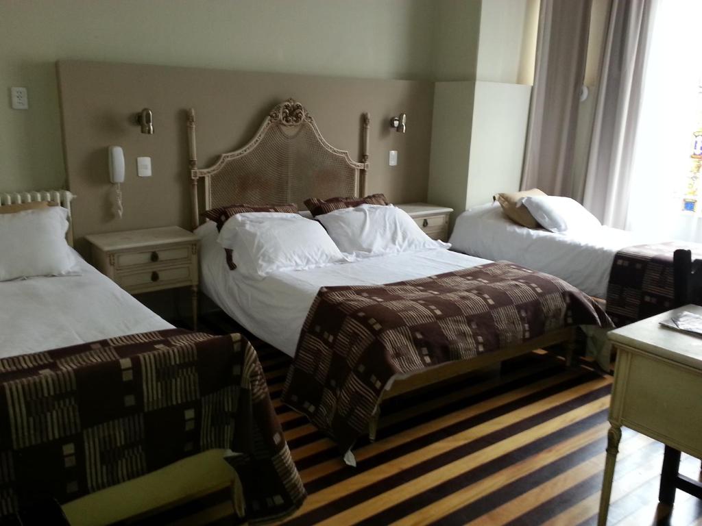 New Arapey Hotel في مونتيفيديو: غرفة فندقية بسريرين ونافذة