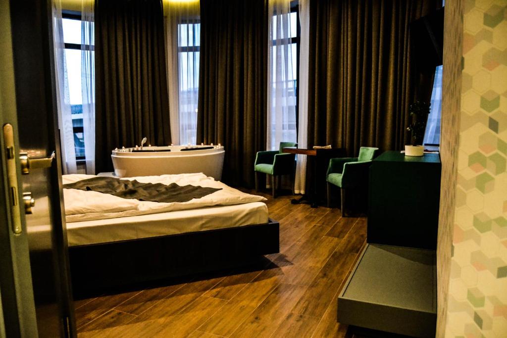 1 dormitorio con 1 cama en una habitación con ventanas en Rioluxapartments Čačak en Čačak