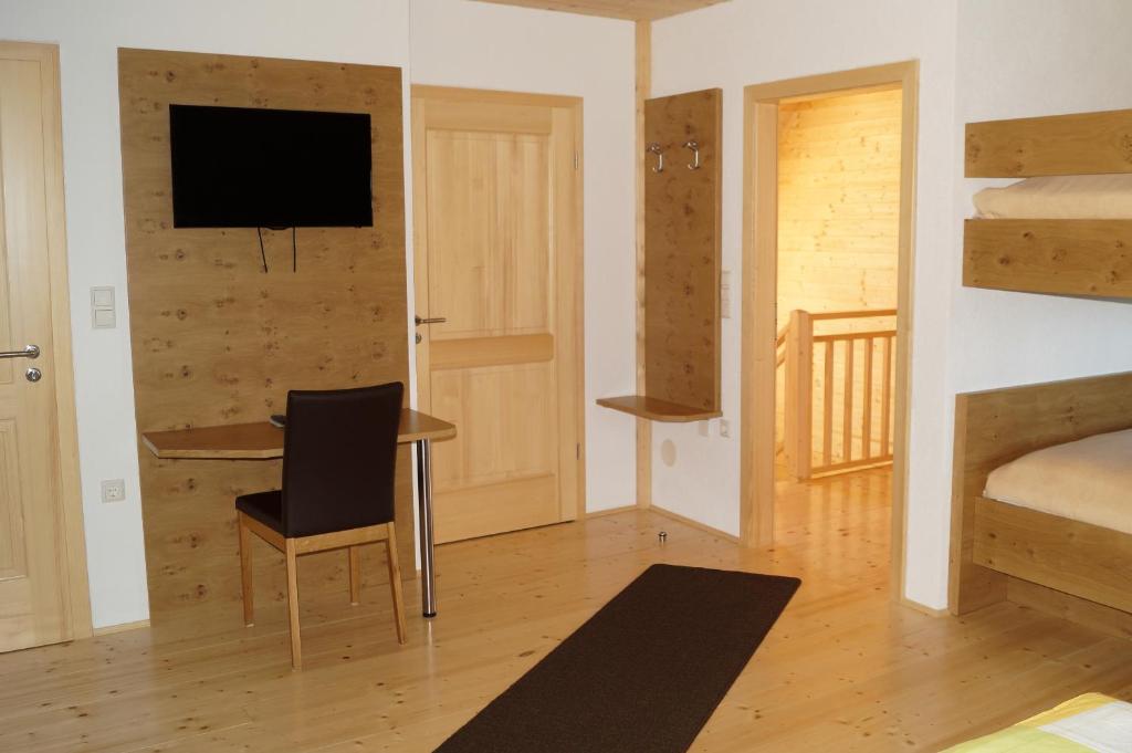 A television and/or entertainment centre at Ferienhaus Hochfelner