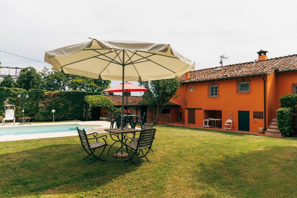 Bazén v ubytovaní Tenuta San Giovanni Lucca - Borgo del Locumone alebo v jeho blízkosti