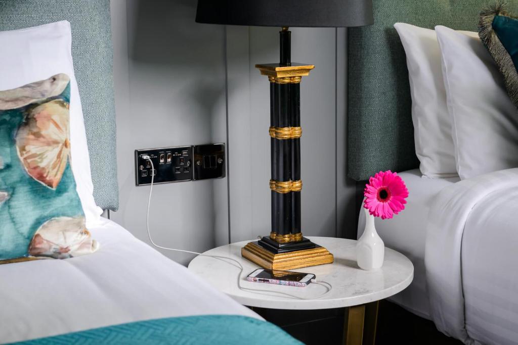 Postel nebo postele na pokoji v ubytování Killarney Dromhall Hotel