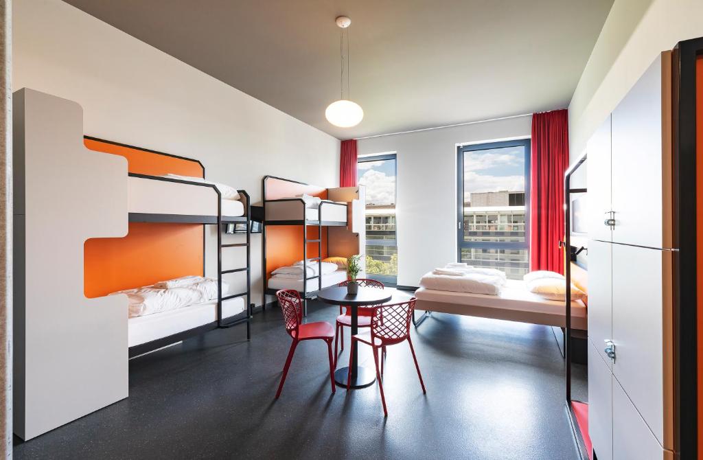 Postel nebo postele na pokoji v ubytování MEININGER Hotel Genève Centre Charmilles