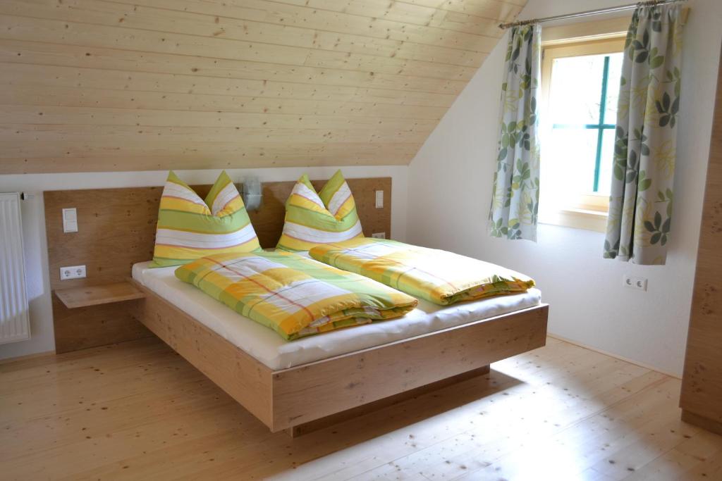 A bed or beds in a room at Ferienhaus Hochfelner
