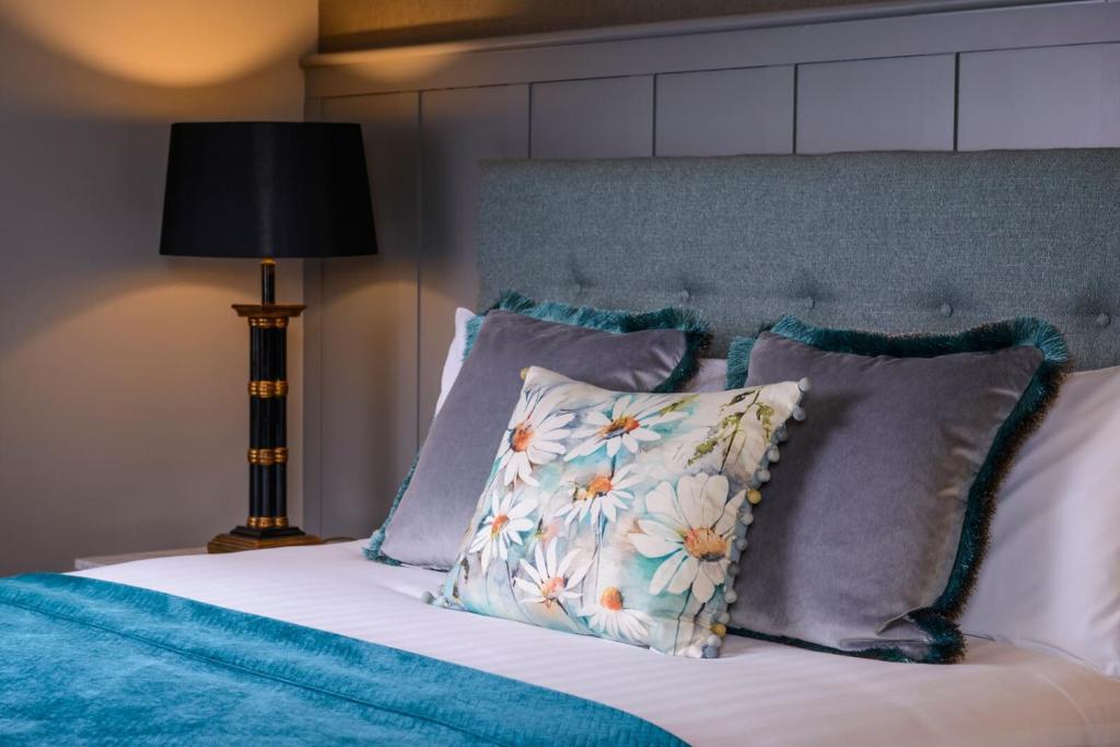 Postel nebo postele na pokoji v ubytování Killarney Dromhall Hotel