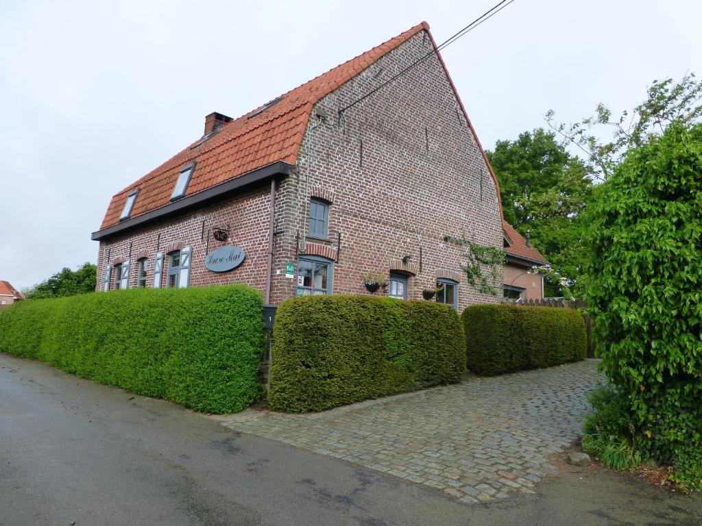 un bâtiment en briques avec une horloge sur son côté dans l'établissement B&B Haere Mai, à Loker