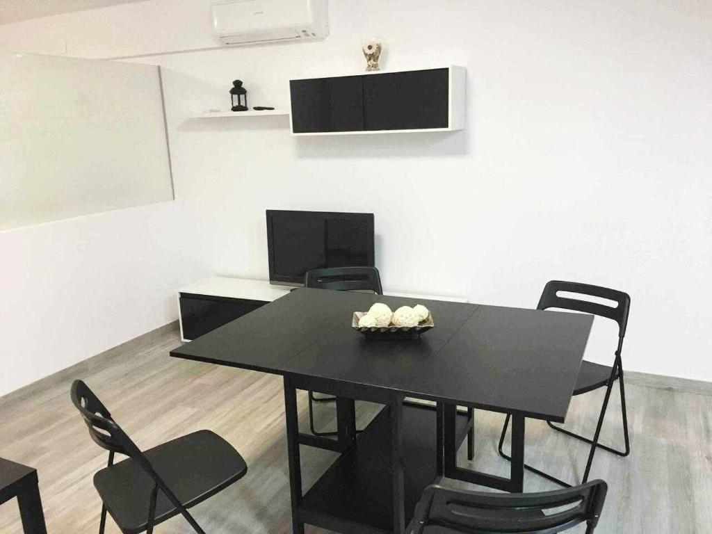 Televízia a/alebo spoločenská miestnosť v ubytovaní Apartment La Gavina Beach Barcelona Airport