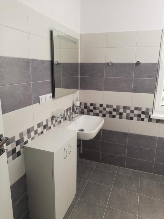 Łazienka w obiekcie Apartmány pod Pajrekem