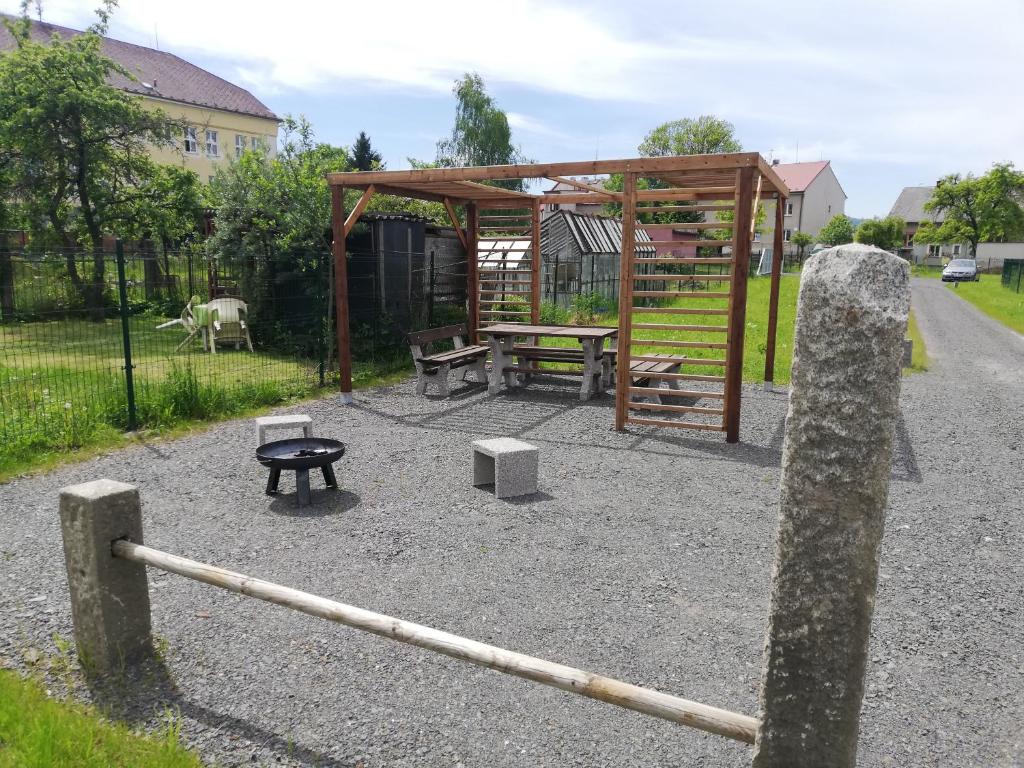 plac zabaw ze stołem piknikowym i ławką w obiekcie Apartmány pod Pajrekem w mieście Nýrsko