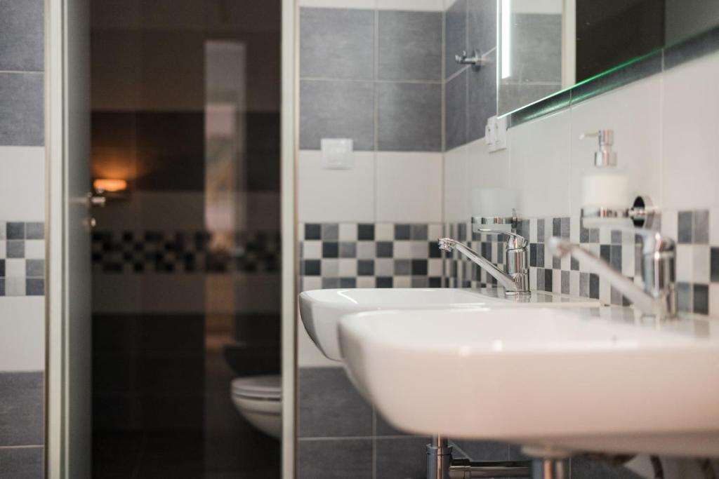 łazienka z 2 umywalkami i toaletą w obiekcie Apartmány pod Pajrekem w mieście Nýrsko
