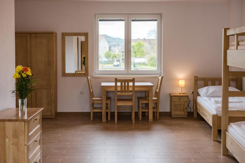 Łóżko lub łóżka w pokoju w obiekcie Apartmány pod Pajrekem